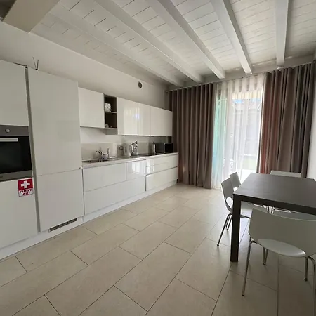 De Luxe Eden Apartman *